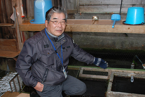 かばたの説明をしてくださる三宅会長さん