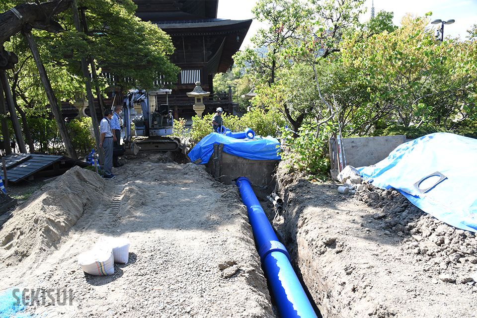 本堂から道を一本隔てた施工現場