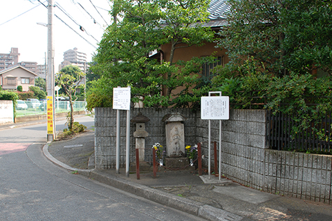 街道を照らした常夜灯と庚申塚