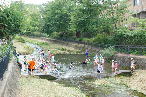 川面に広がる子供たちの笑顔